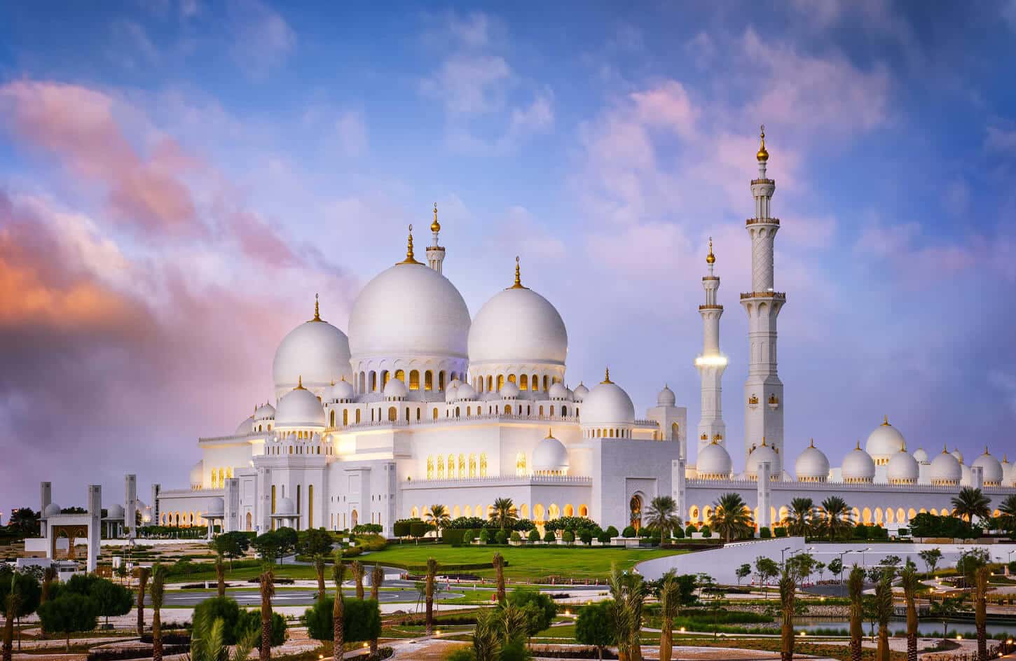 A wonderful picture of Sheikh Zayed Mosque in Dubai