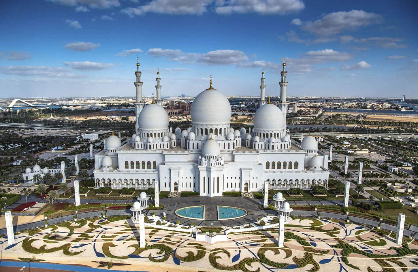 A wonderful picture of the largest mosque in Dubai Sheikh Zayed Mosque
