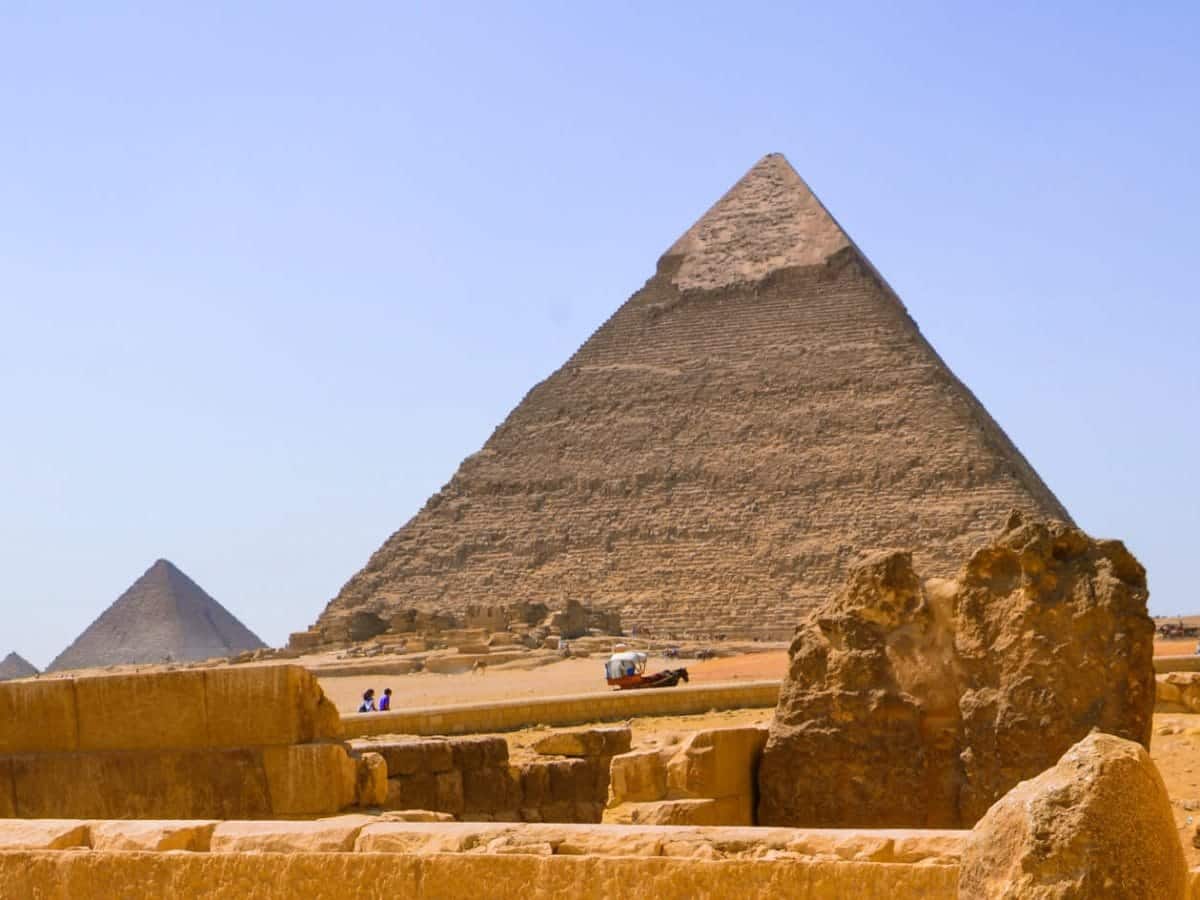 A wonderful picture of the pyramid of Khafre and Menkaure