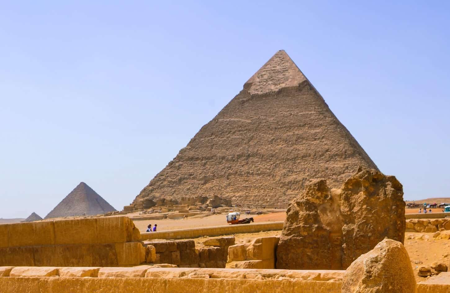 A wonderful picture of the pyramid of Khafre and Menkaure