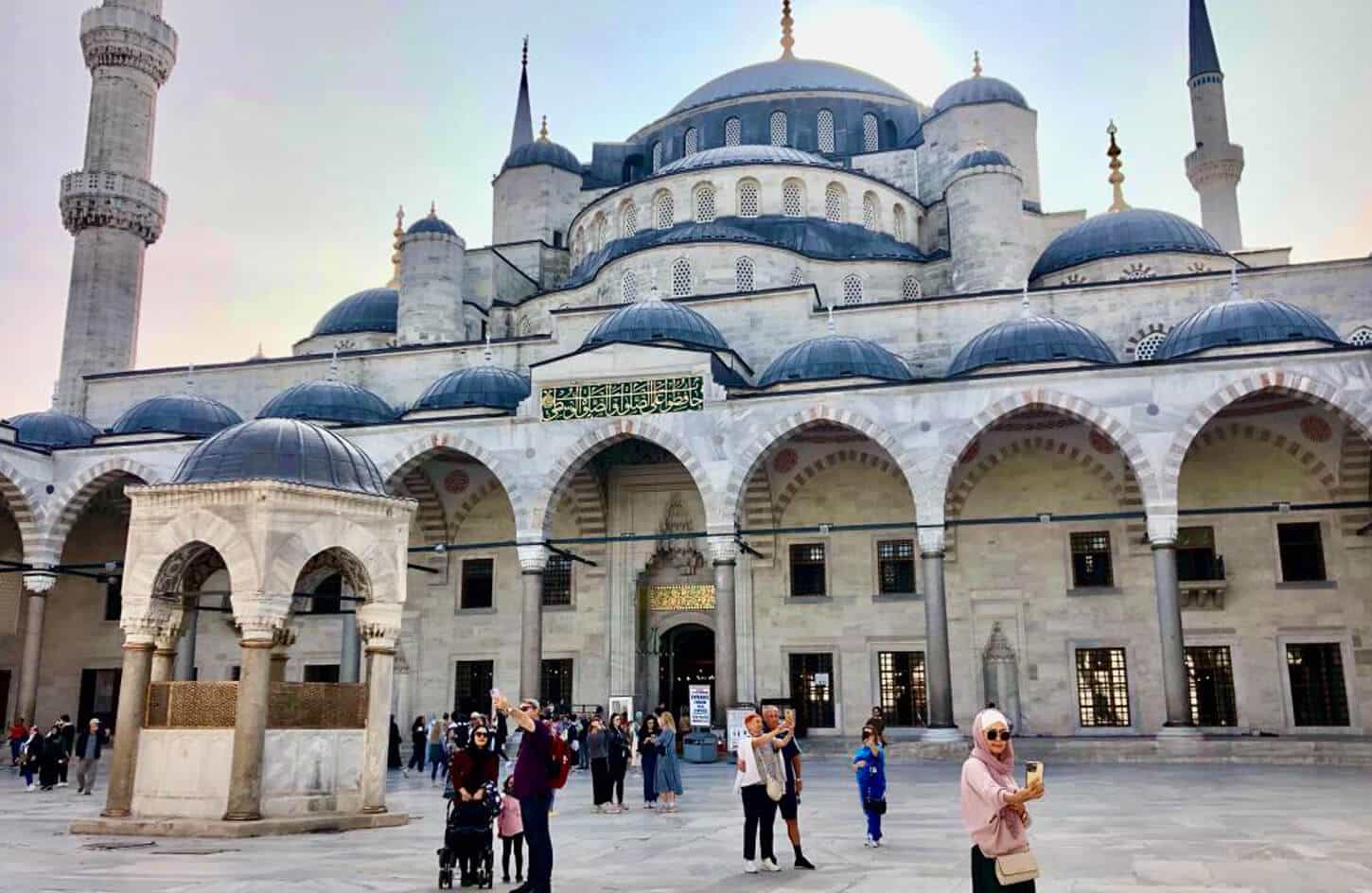 Great pictures of a group of tourists in the Blue Mosque