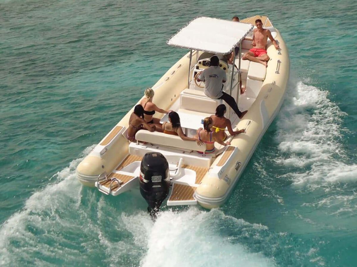 Toles photo of a group of tourists on a speedboat tour in Hurghada