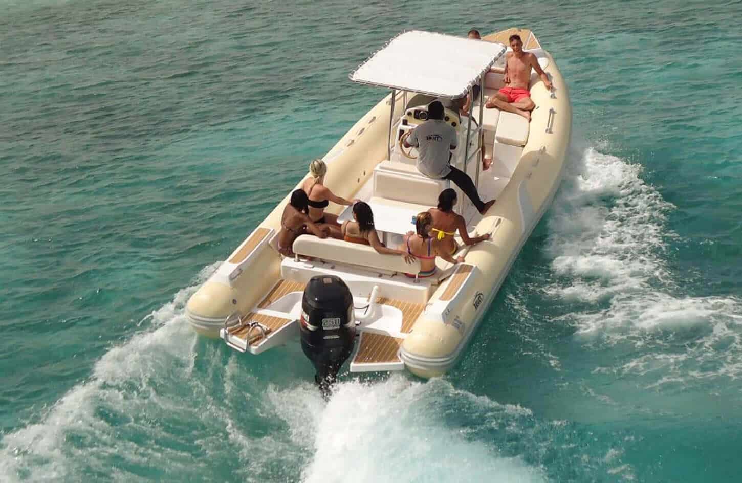 Toles photo of a group of tourists on a speedboat tour in Hurghada