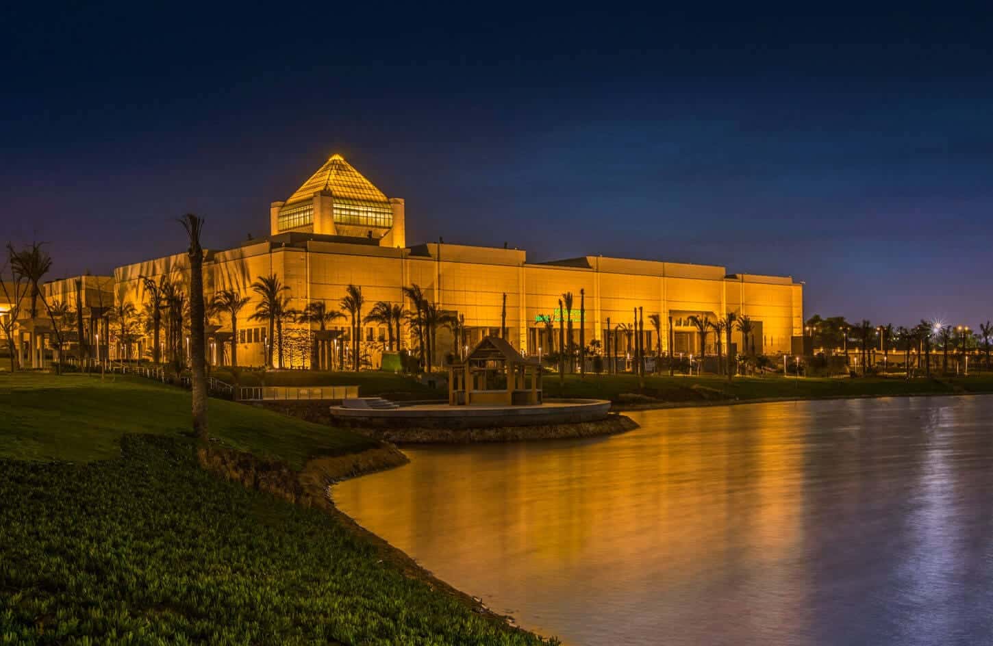 Wonderful pictures of the Museum of Civilization at night from the outside