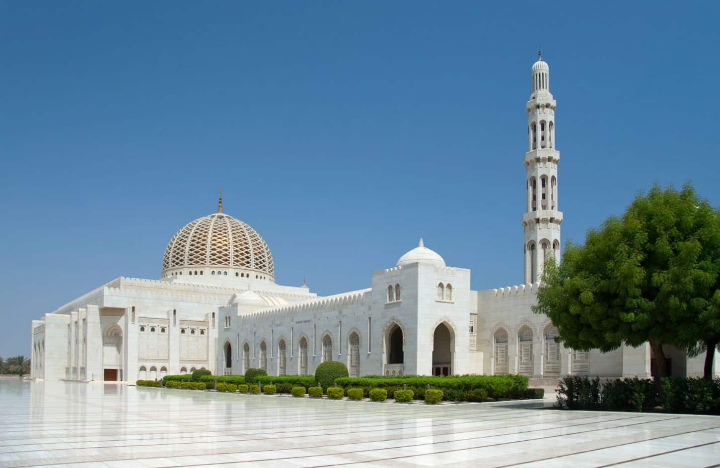 a wonderful photo of the sultan qaboos grand mosque