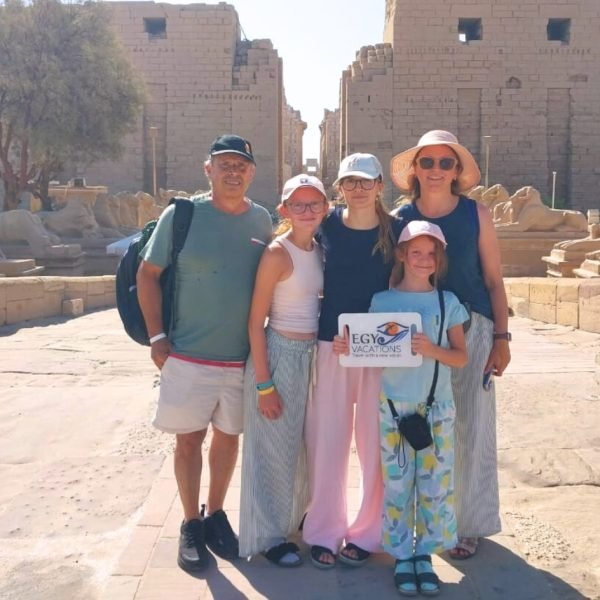 a-wonderful-family-photo-from-one-of-our-clients-in-front-of-luxor-temple